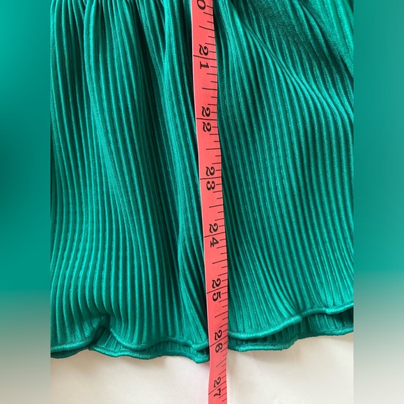 Women's Green  Plisse Surplice-Neck Peplum Top size large - Picture 9 of 9